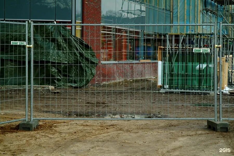 Комбинированный забор из профнастила. Временный забор на даче. Временное ограждение на стройке. Ограждение строительной площадки. Ограждение с козырьком.