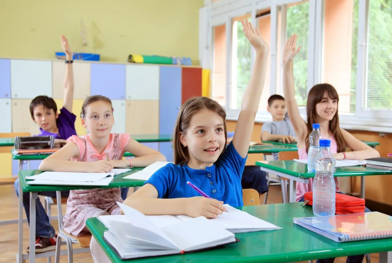 Дети в школе за партой. Преподавание в младших классах. Ученики частной школы. Специальная школа. Вопросы частной школе