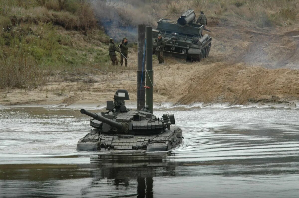 Танки препятствия. Т-72 подводное вождение. Преодоление водной преграды танком т-80. Т 72 вброд. Преодоление танком водной преграды.