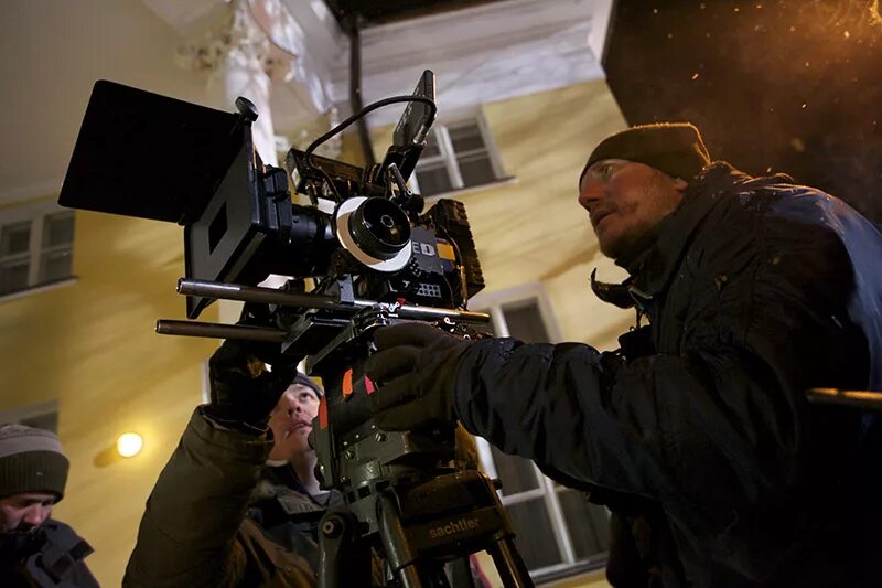 Съемочная площадка на природе. Съемка телепередачи. Репортажный снимок фотографа. Репортаж со съемок. Камера для съемки шоу.