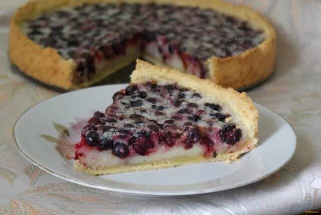 ягодный пирог со сметанной. ягодный пирог со сметанной. пирог песочный сметанник с ягодами. пирог на сметане с ягодами. заливной пирог с ягодами и сметаной.