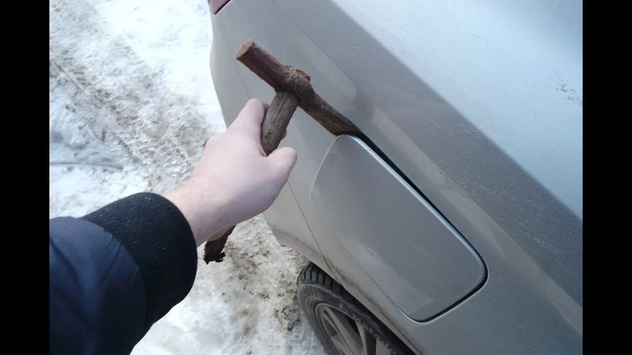 Как отогреть крышку бензобака зимой. Как отогреть крышку бензобака зимой. Замерзает крышка бензобака логан2. Focus 2 замерз лючок бензобака. Примерзла крышка бензобака.