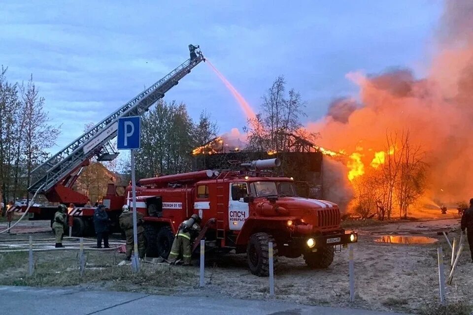 Пожар на Ямале. Пожары ЯНАО. Ноябрьск горят деревяшки. Пожар на Ямале сегодня. Сводка мчс россии