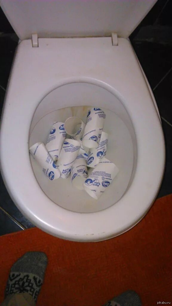 Можно смывать туалетную бумагу в унитаз. Использованная туалетная бумага. Туалетную бумагу в унитаз. Унитаз в туалете. Прокладка для унитаза.