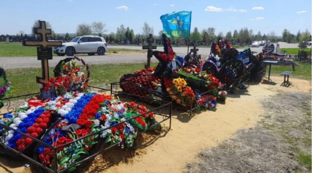 Сколько погибших на сво российских военных. Могилы солдат погибших в России 2022. Кладбище военных погибших на Украине. Кладбище погибших украинских солдат. Ульяновское кладбище погибших на Украине.