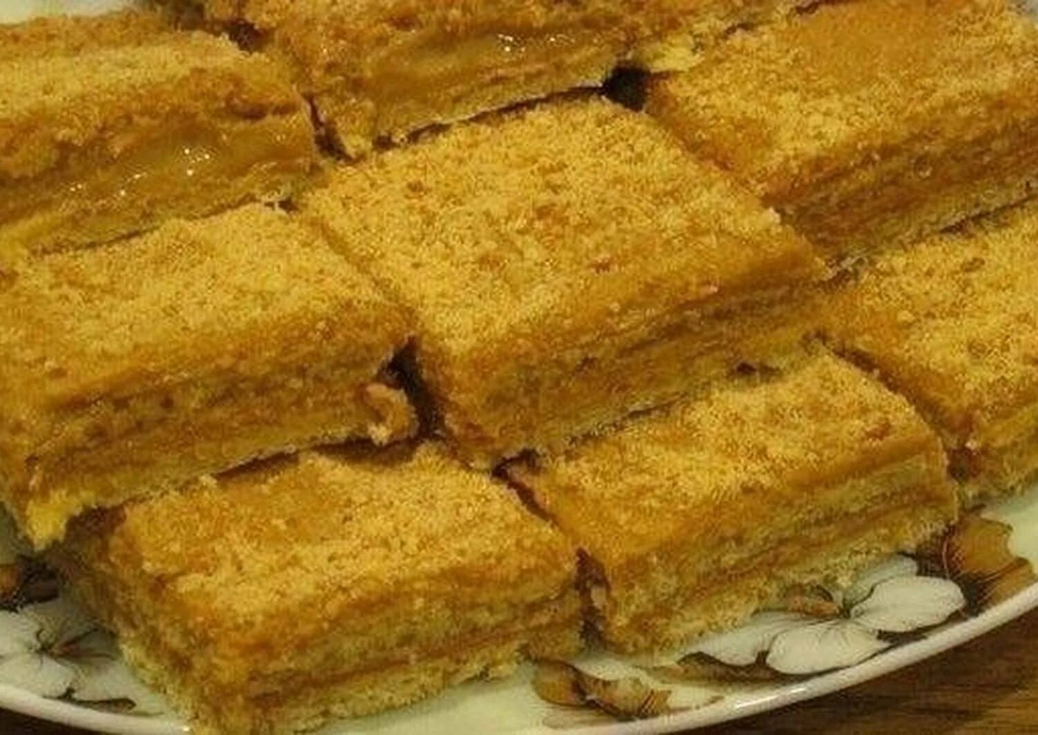 Пирожное с сгущенкой фото. Пирожные со сгущенкой. медовое пирожное со сгущенкой. пирожное медовик со сгущенкой. песочное пирожное со сгущенкой.