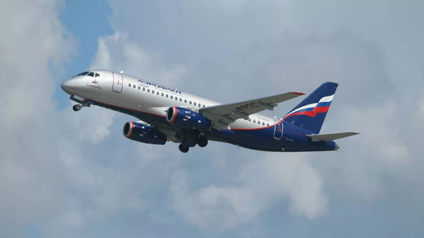 Какие самолеты летят из читы. SSJ 100. Sukhoi Superjet 100 взлет. Аэрофлот скайтим а320. Самолет SSJ 100 взлет.