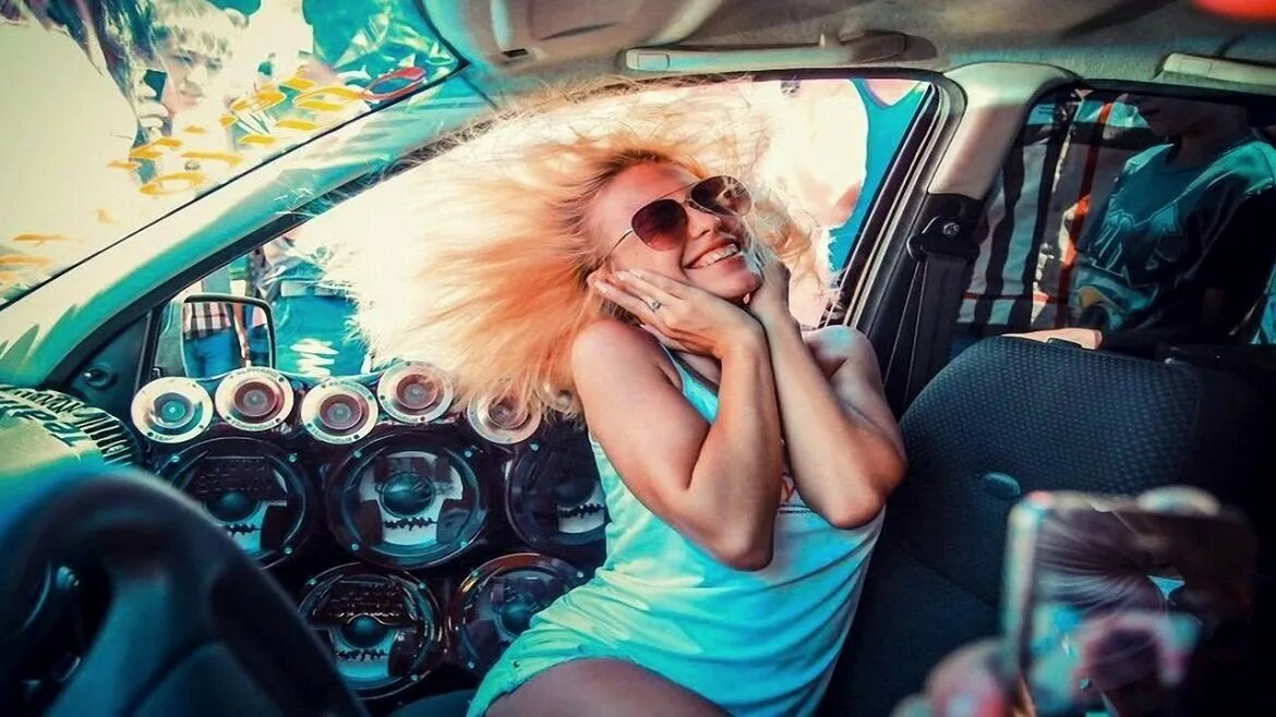 Веселое в машину слушать. Девушка в машине. Автозвук девушки. Автозвук машины. Автозвук красивые девушки.