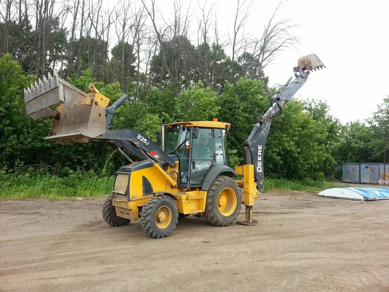 Не заводится экскаватор. Экскаватор-погрузчик John Deere 325к. Погрузчик Джон Дир 325j. Экскаватор Джон Дир 325. John Deere 325j то.