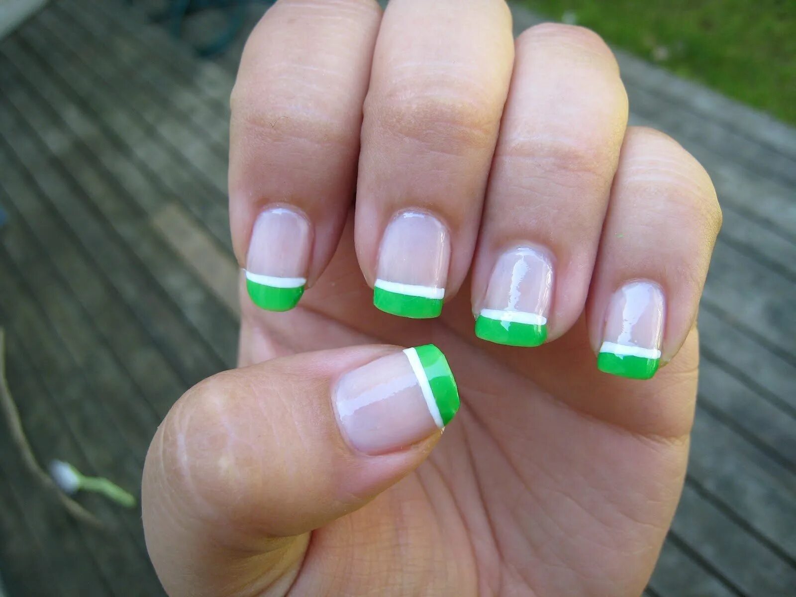 маникюр салатовый френч. маникюр френч зеленый с белым. салатовый френч на ногтях. белые ногти с зеленым френчем. френч салатовый с белым.