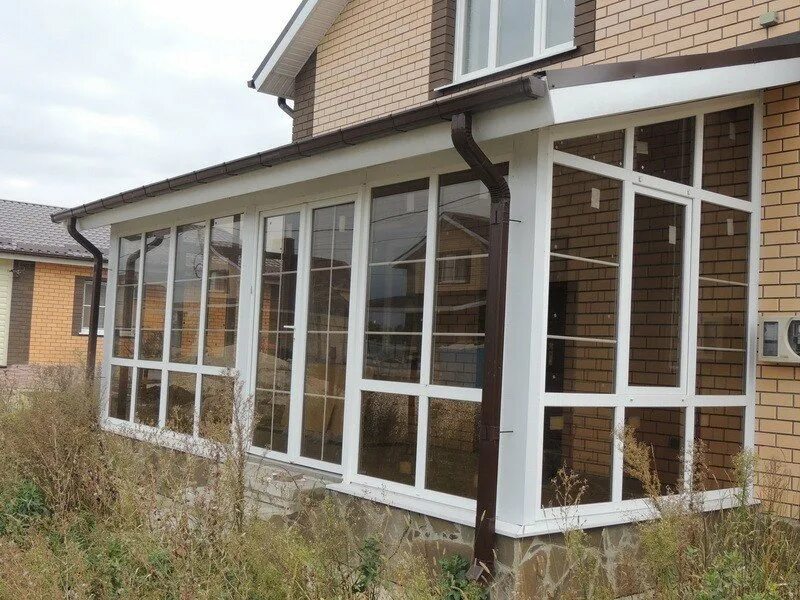 Веранда к дому из пластика. Стеклянная веранда зимний сад. Сиал остекление веранды. Веранда к дому из пластика. Веранда из пластика.