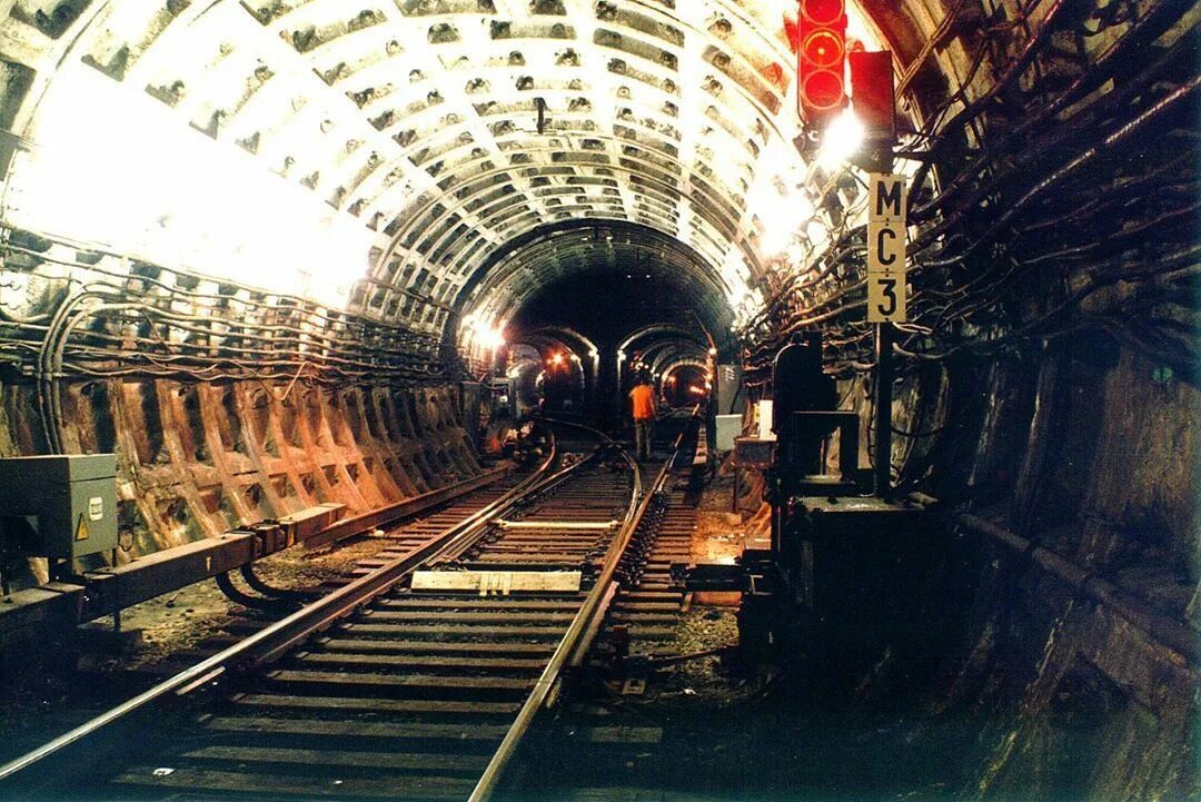 Станция спортивная. Депо селигерская. Траволатор станция спортивная спб. Метро элмляр академиясы баку. Траволаторный тоннель.