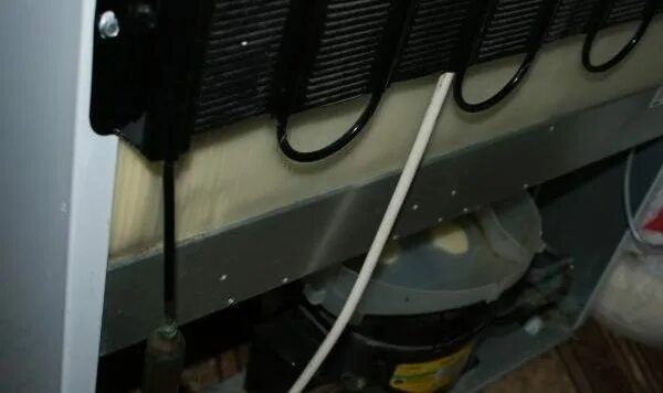 холодильник индезит сливная трубка. холодильник lg система слива конденсата. дренажная система холодильник daewoo. холодильник индезит сливное отверстие. холодильник индезит сливное отверстие.