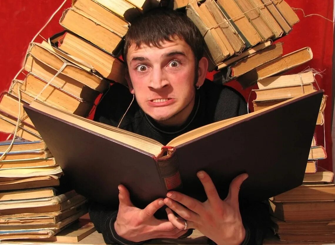 лупа для чтения. гляжу в книгу вижу фигу. читатели в библиотеке. смотрю в книгу вижу фигу. мальчик показывает книгу.