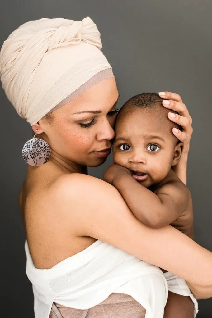Темнокожая дочка. Мать с ребенком. Чернокожие мама и ребенок. Чернокожая дочь. Чернокожая мать