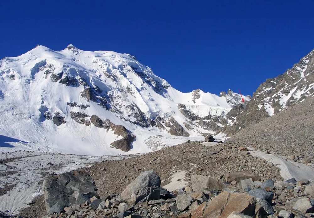 человек на склоне горы. вершина думала. боковой хребет безенги панорама. думая гора. безенги маршруты.