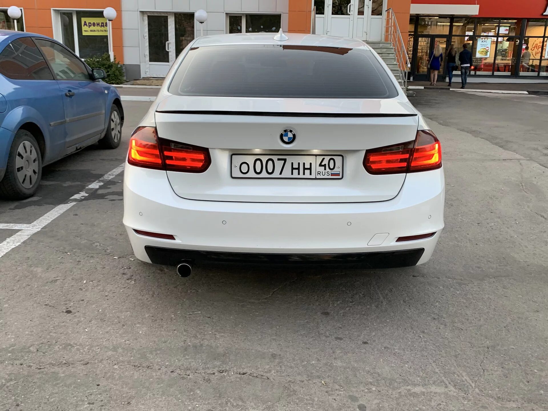 Bmw 3 задний. BMW f30 белая тонировка фар. BMW f30 задние фары. Белая BMW f30 тонировка фонарей. Тонировка задних фонарей BMW f30.