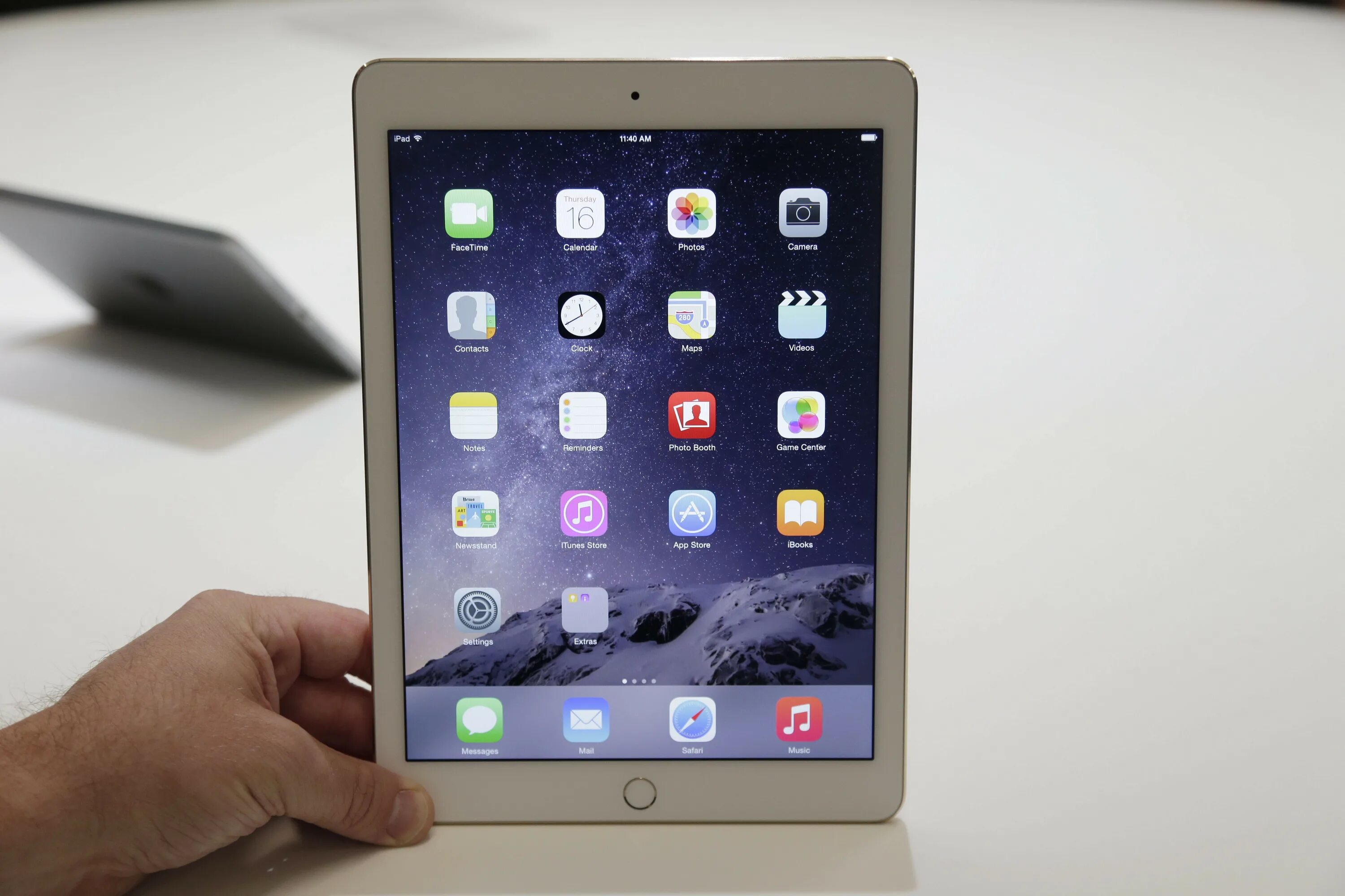Взять айпад. Айпад аир 2. айпад аир 6. apple планшет air 1. планшет apple ipad 2025 белый.