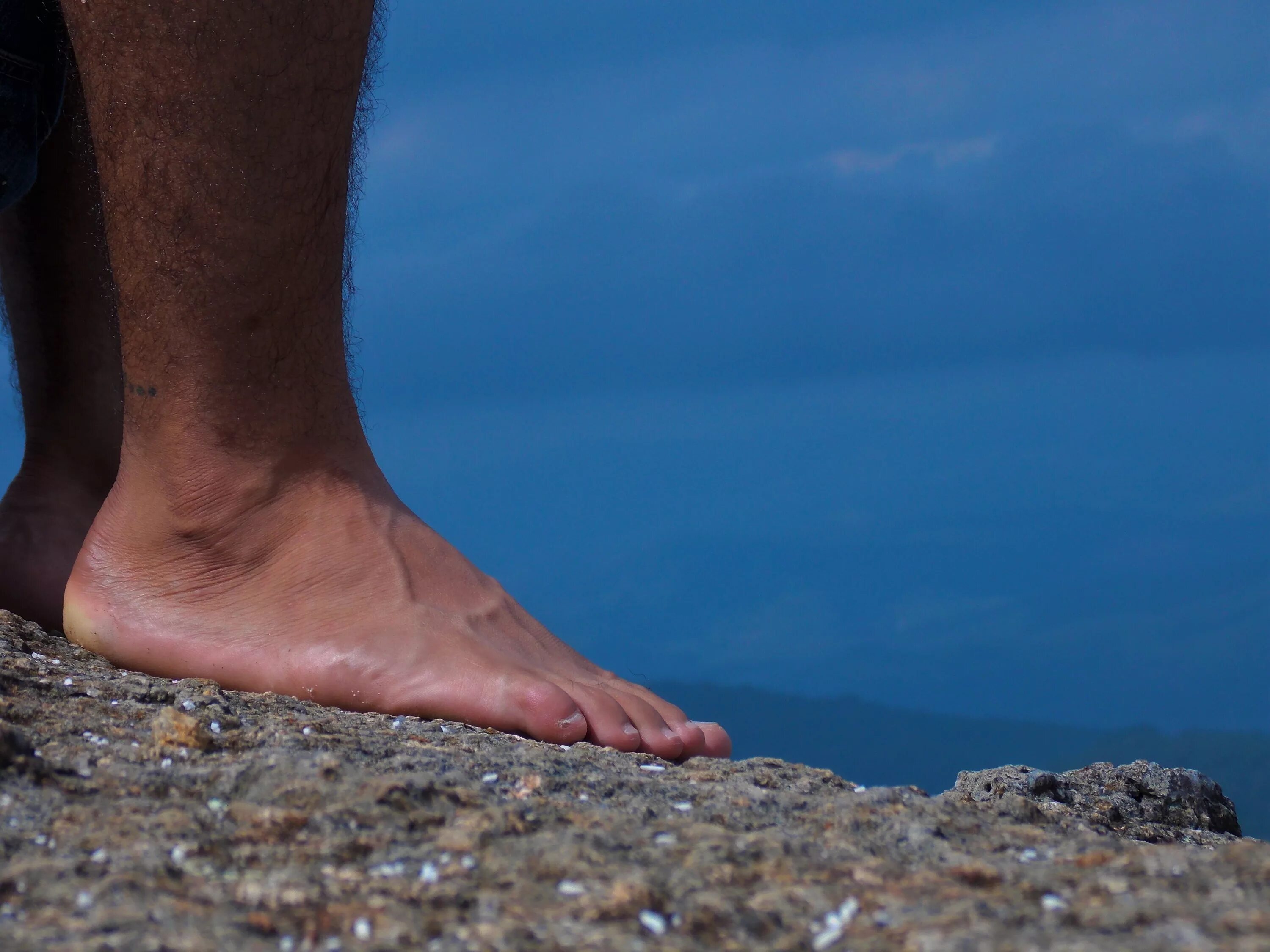 Пятки пемзой. Ноги на гальке. Нога из камня. Ходьба по гальке. Ноги на гальке.