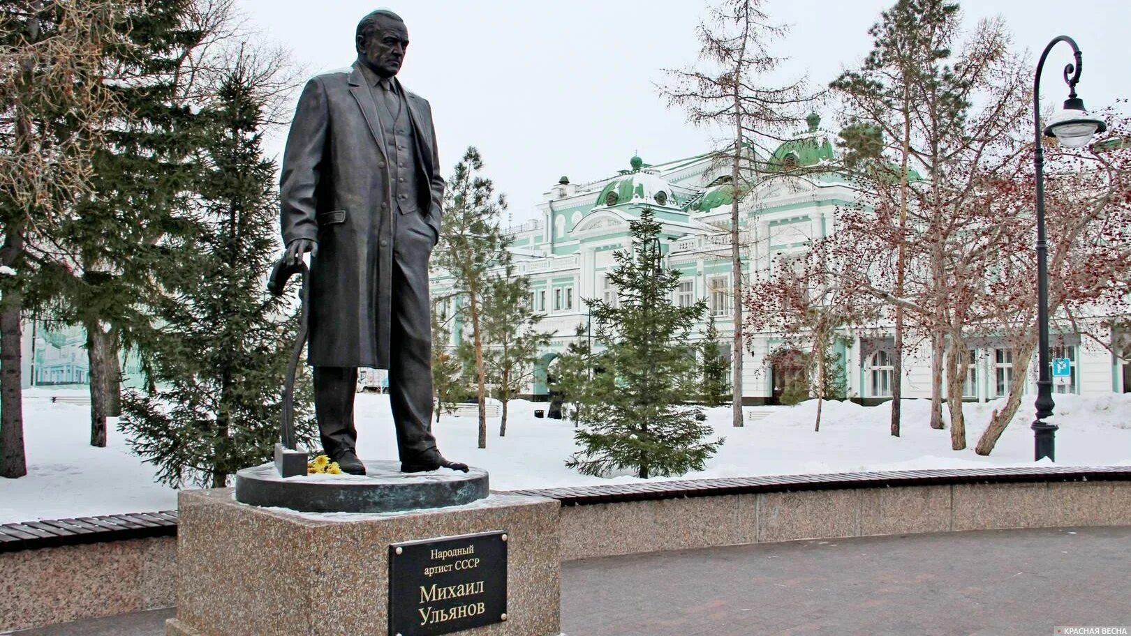 Памятник михаилу ульянову в москве где. Памятник Михаилу Ульянову в Омске. Памятник Михаилу Ульянову. Памятник актеру Михаилу Ульянову в Омске.