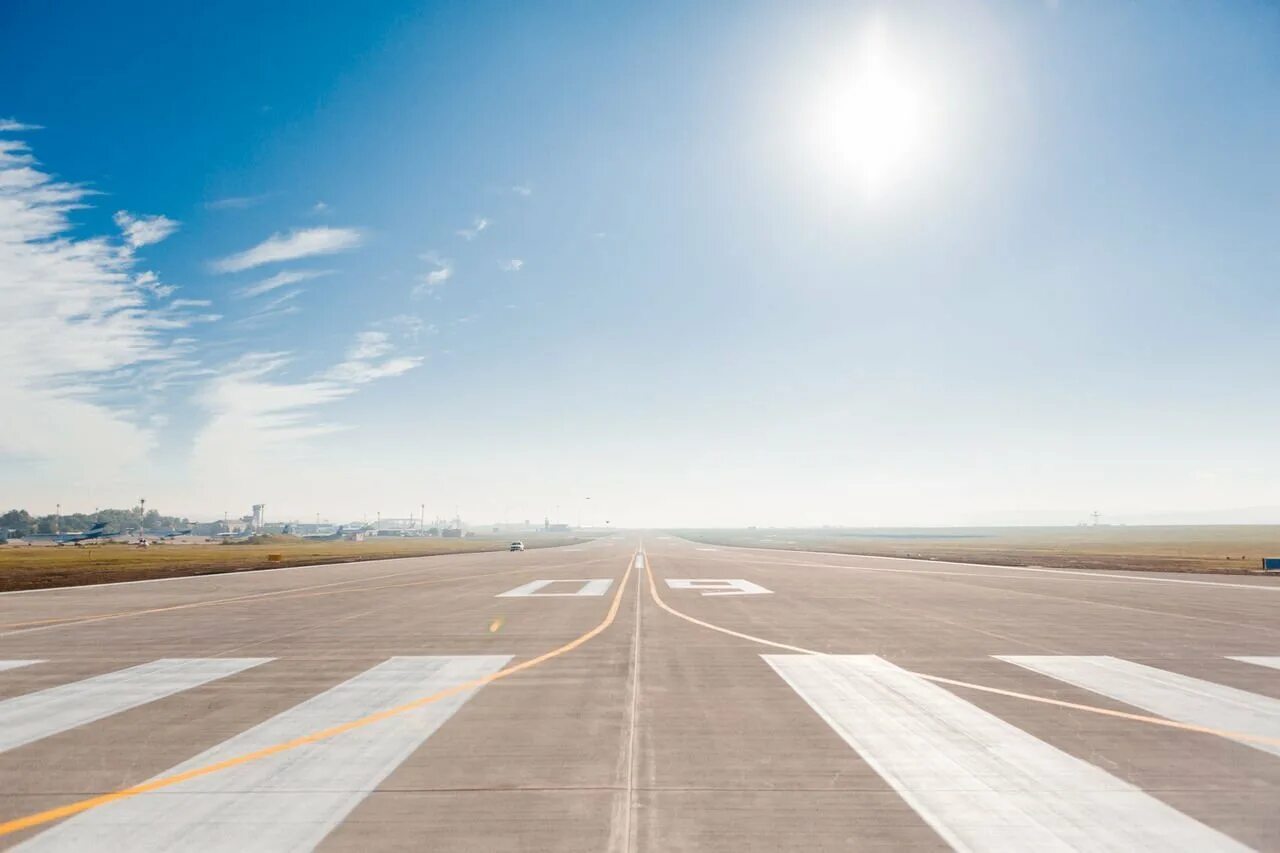 Airport road. Аэропорт Взлетная полоса. Аэропорт Жуковский Взлетная полоса. Взлетно посадочная полоса аэропорта. Взлетная полоса фон.