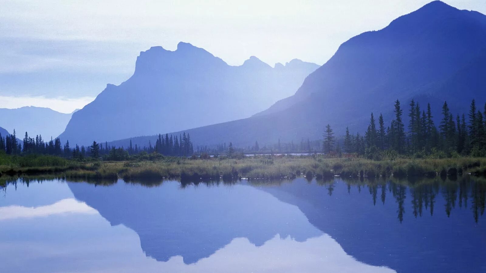 High res. Блу-Маунтинс (горы, США). Приполярный Урал озера. Растровый пейзаж. Озеро вдали.