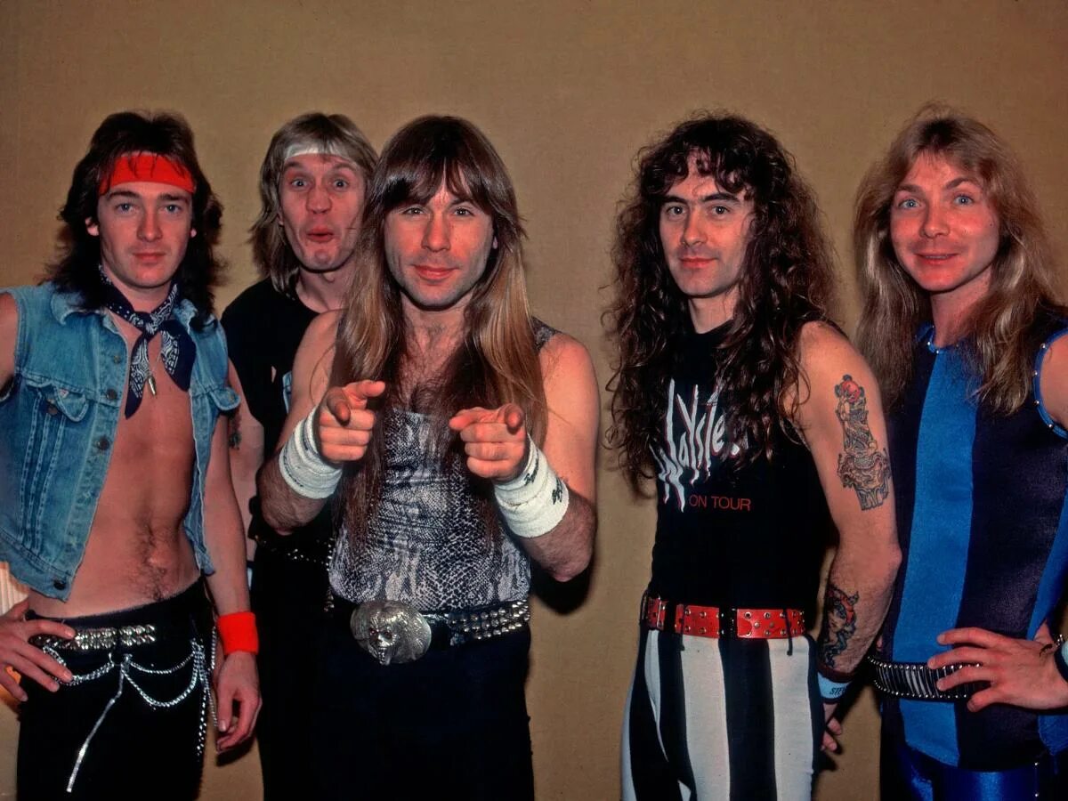 Группа iron maiden 2021. Рок группа айрон мейден. Iron maiden 1975. Best of the b'sides iron maiden обложка. Эдди талисман iron maiden.