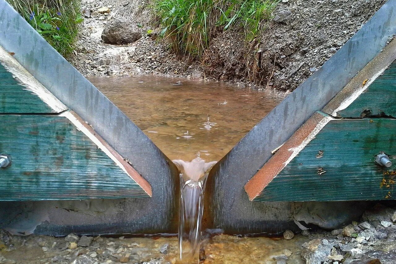 Шахтный водосброс. Водосброс плотины. Глубинный водосброс. Сток воды.