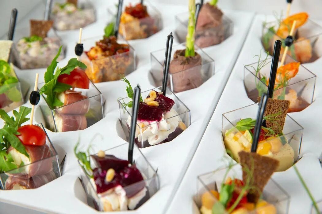 канапе ветчина сыр маслины. фуршет на шпажках. канапе черри моцарелла оливки. закуски на шпажках. мини бутерброды для фуршета.