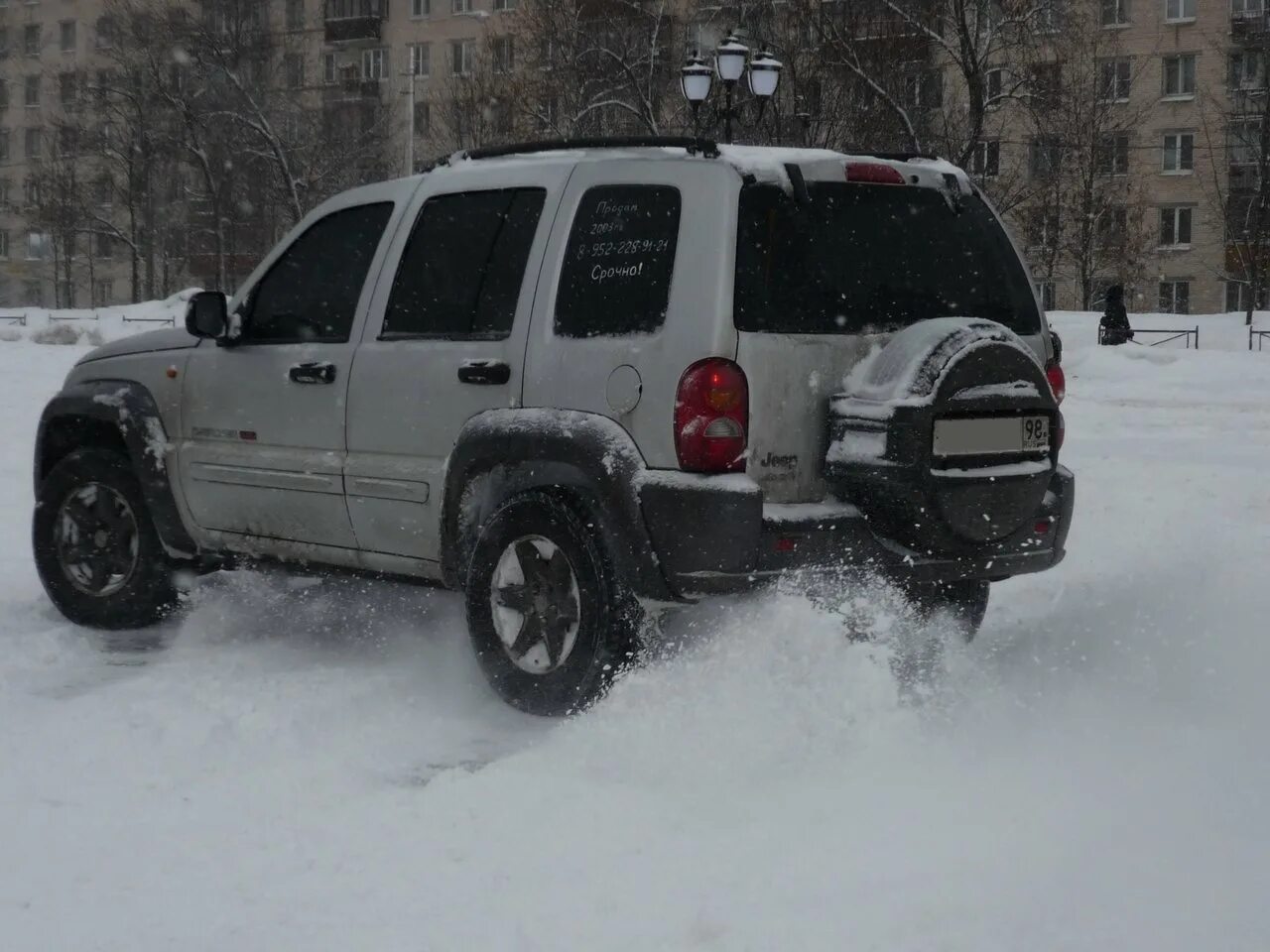 Полный привод снег. Полный привод в сугробе. Jeep Cherokee KJ задние фонари. Фото джип в горах Осетий частые фото зимой. Фото джип Чероки зимой во дворе..