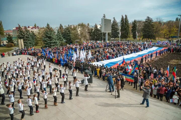 Жители КЧР. Карачаево-Черкесия Черкесск. Карачаево Черкесия город Черкесск население. КЧР В единстве народов. Численность черкесского населения