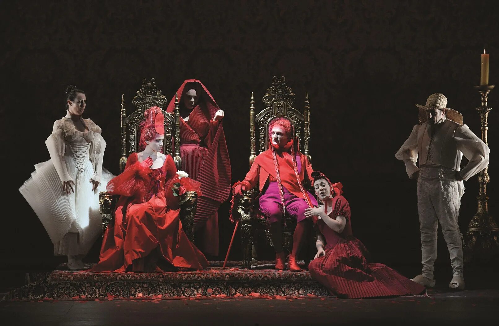 Призрак оперы костюм кристины. Фотосессия в театре. Как одеваются опера. Как одеться в театр. Красивые девушки в театре.