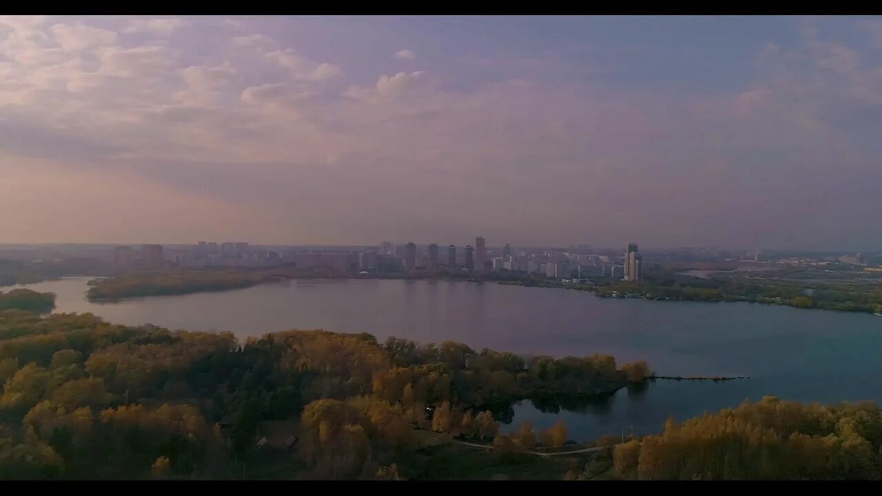 Строгинский затон. Строгино большой строгинский затон. строгино затон чистая вода. строгинский затон москва сабсерф.