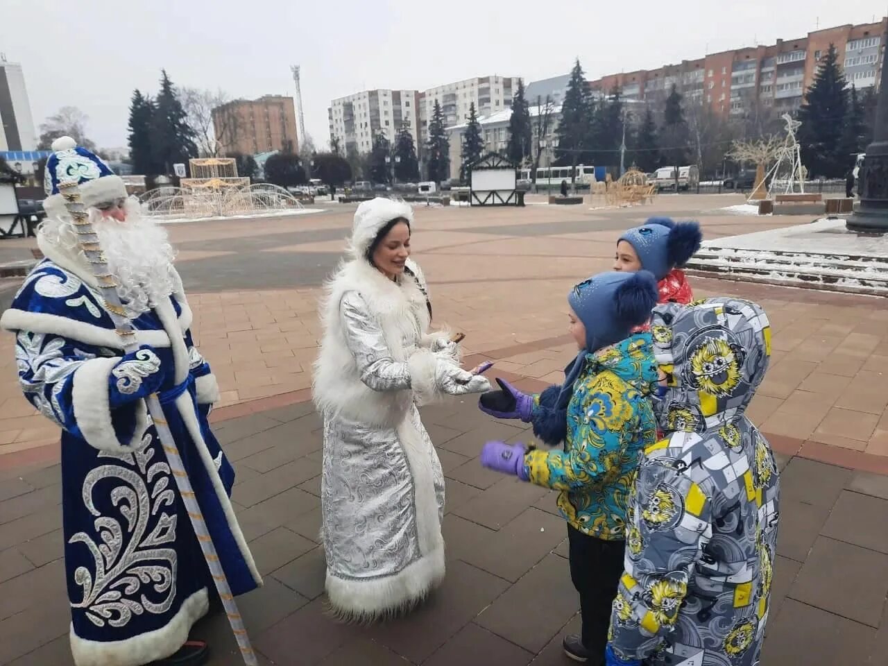 Дед мороз и снегурочка омск. Курск мороз. Паровоз деда мороза великий устюг. Мороз 22. Резиденция деда мороза в архангельске.