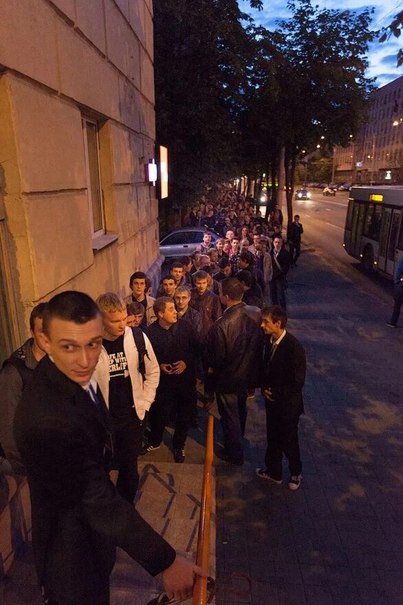 Очередь в цуме за айфоном 2020. 12 очередь. Живая очередь фото. Очередь красивая картинка. Очередь около туркиш.