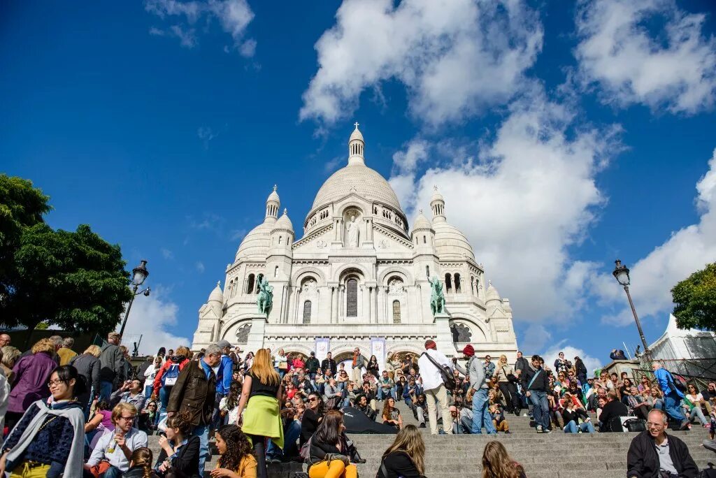 Популярные места среди туристов. Сакре-кёр в Париже. Туристы в Сакре кер. Сакре-кёр самый большой колокол. Самые посещаемые места в мире.