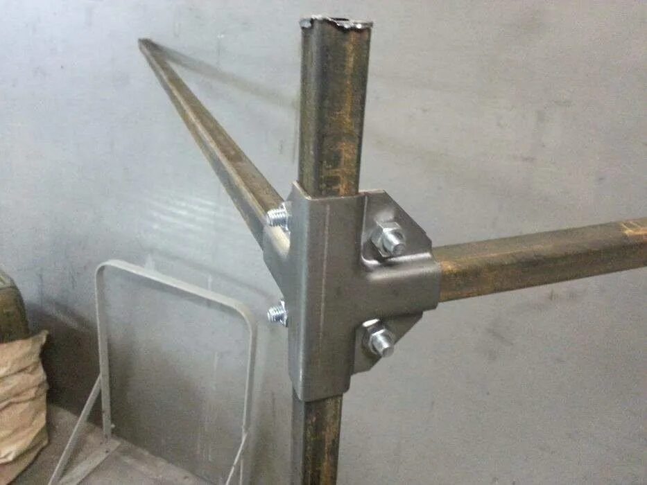 Соединение без сварки. Соединение профильной трубы 40х20 без сварки. С235 профильная труба. Соединение без сварки. Соединение без сварки.