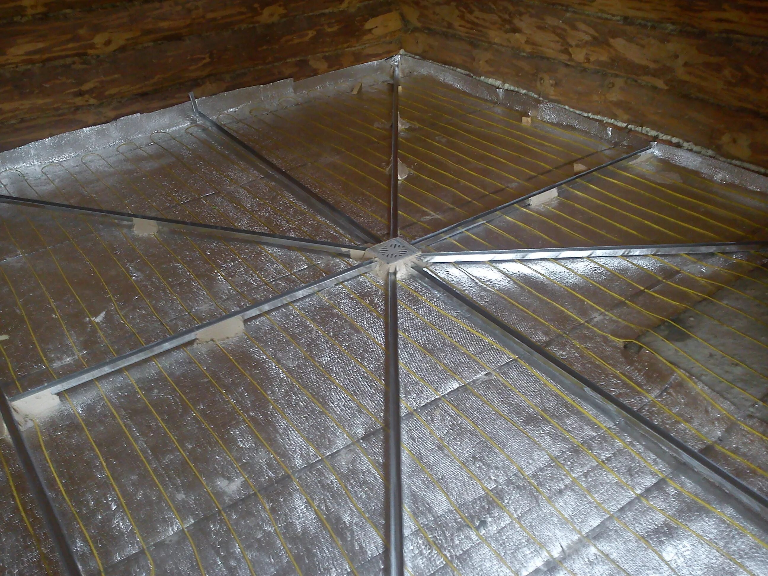 стяжка под плитку в бане. пол в бане со сливом. пол в бане на сваях. стяжка пола с разуклонкой. полы под уклоном.