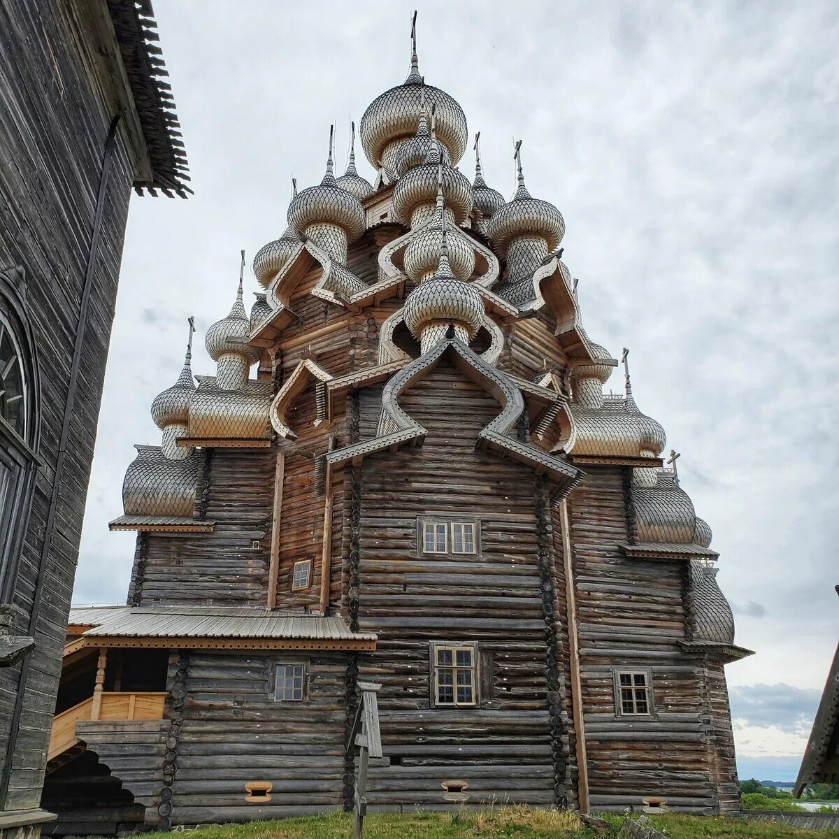 Деревянная церковь преображения господня. Преображенская церковь (1714 г. Церковь преображения господня на острове кижи. Церковь преображения господня на острове кижи, карелия. Храм преображения господня на острове кижи.