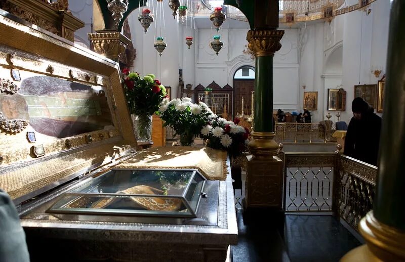 мощи в храме в дивеево. мощи серафима саровского в дивеево. дивеевский монастырь мощи серафима саровского. серафимо дивеевский монастырь мощи преподобного серафима. мощи свято-троицкий серафимо-дивеевский монастырь.