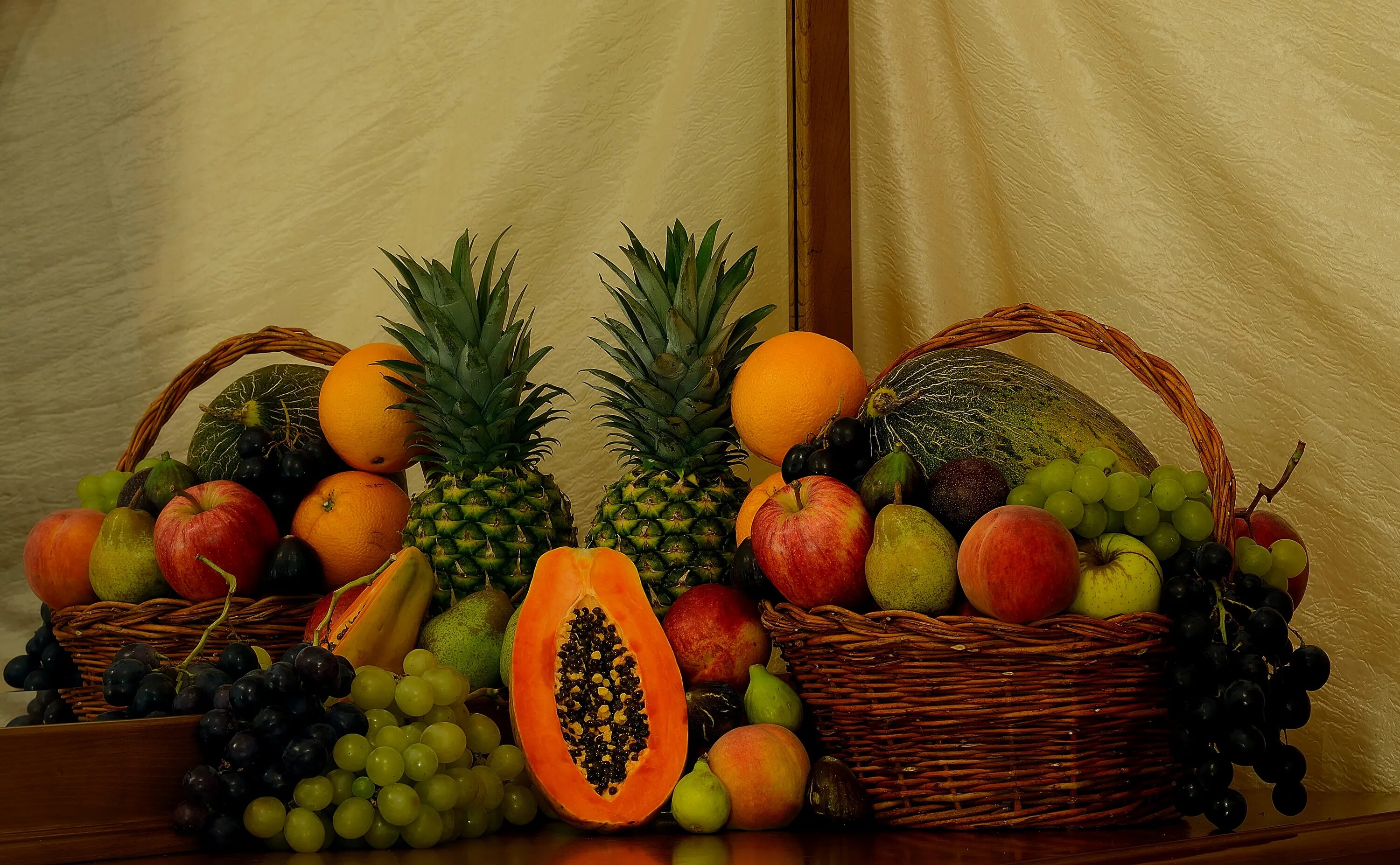 2 11 всех фруктов составляют персики. Фрукты. Фрукты на столе. Корзина с овощами и фруктами. Корзина фруктов на столе.