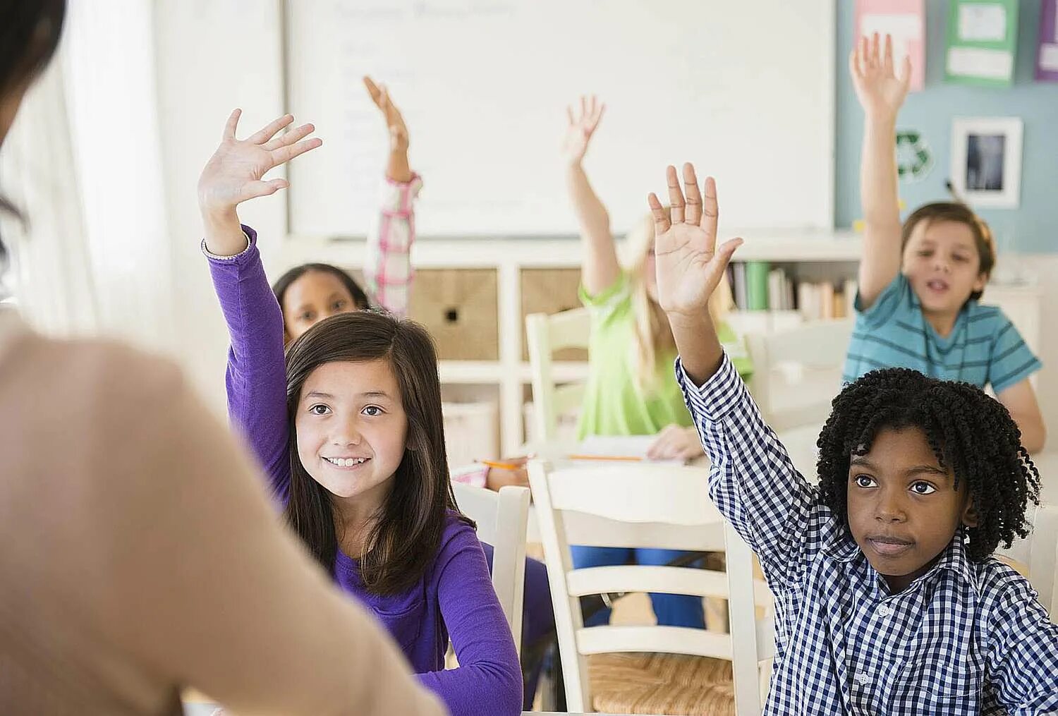 Школьник поднимает руку. Classroom. Управление классом. Класс английского языка. Use your hands