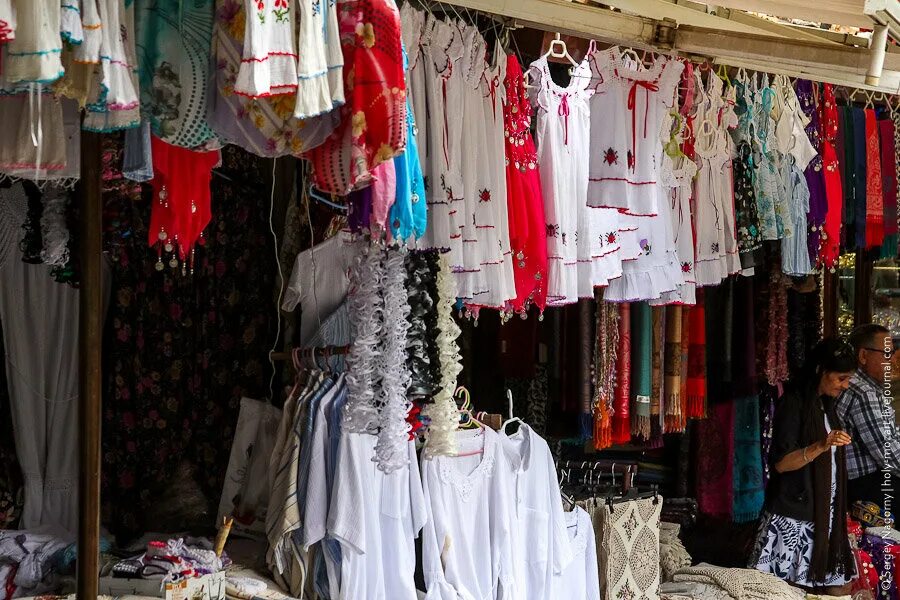 Где купить турецкие. Турецкий рынок одежды. Турция рынок одежды. Турецкий базар с одеждой. Женская одежда на рынке.