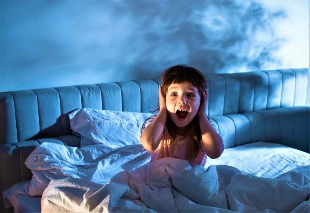Сестра боится спать одна. Страхи детей. Испуганный ребенок. Фобии у детей. Детские ночные страхи.