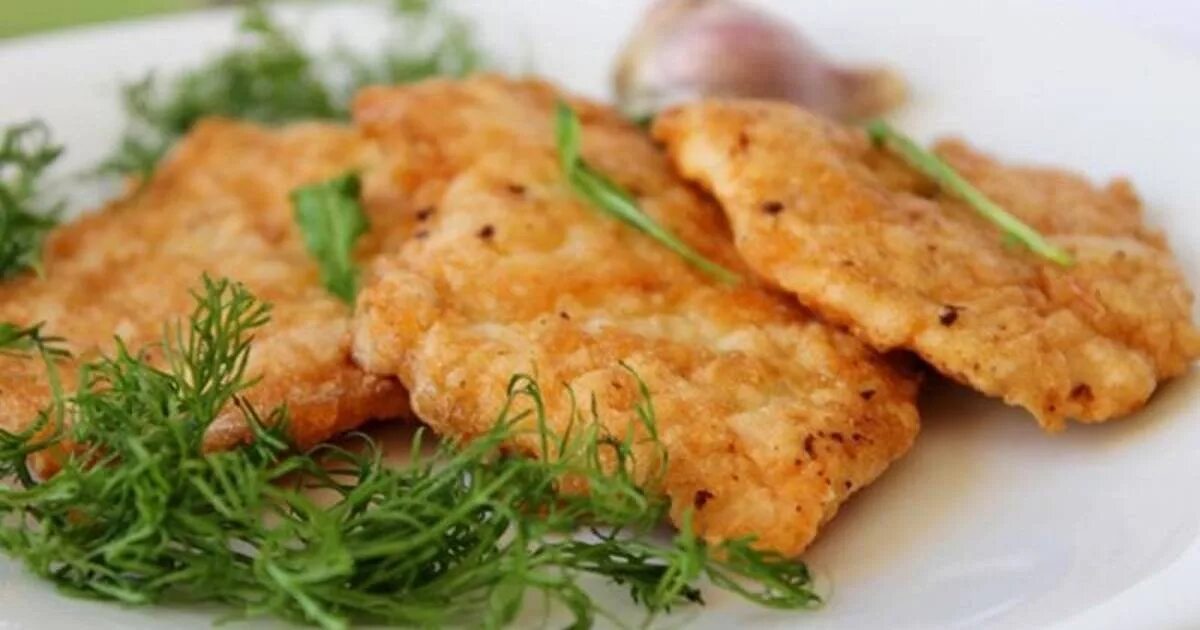 куриные отбивные в кляре. вкусные куриные отбивные. вкусные куриные отбивные. куриная отбивная в панировке. отбивная из курицы.
