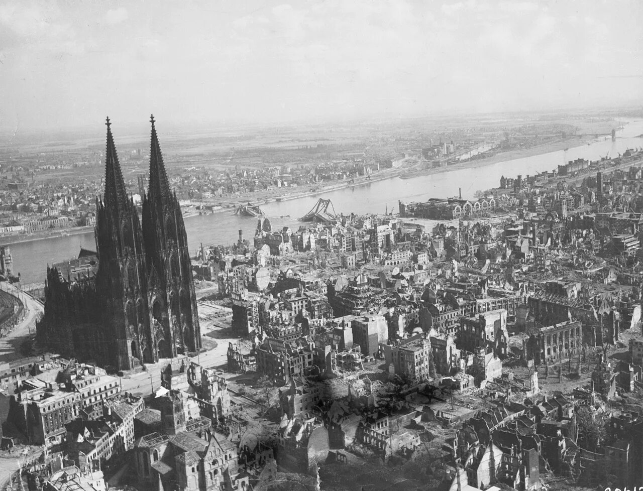 Германия после 1945. Дрезден бомбардировка 1945. Разрушенный Кельн 1945.