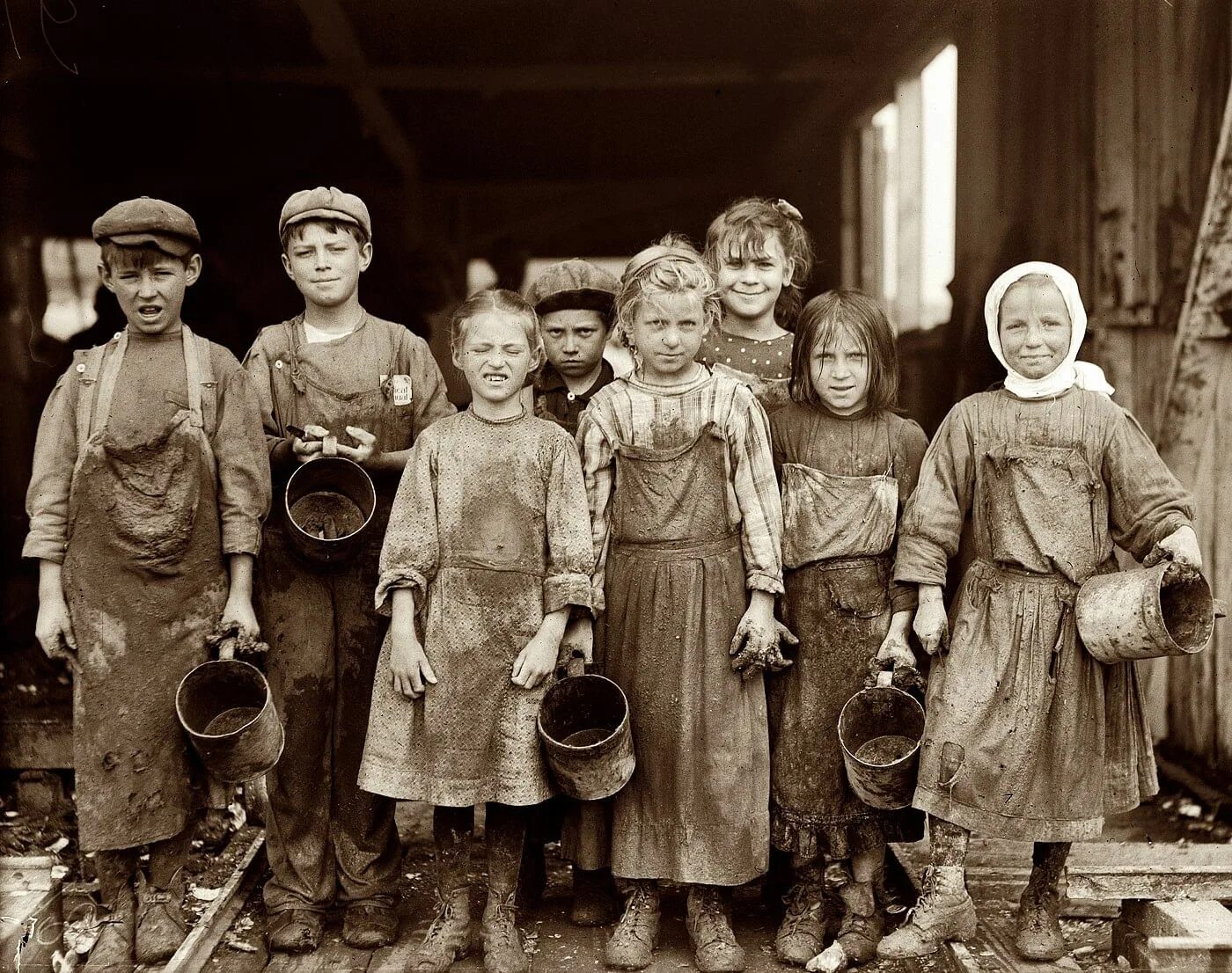 Дореволюционное воспитание. Льюис Хайн фотограф труд детей. Льюис Хайн детский труд. Детский труд в Англии 19 века. Льюис Хайн американский фотограф.