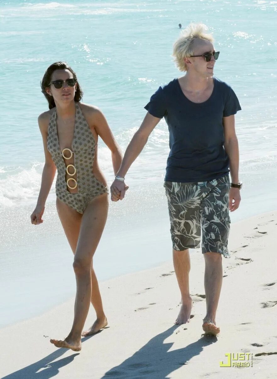 Том фелтон на пляже 2020. Сын тома фелтона. Джейд гордон и тома фелтон. Девушка тома фелтона. Дети тома фелтона 2020.