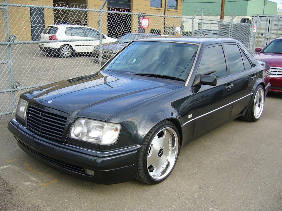 Mercedes-benz w124 1993. Mercedes w140. Мерседес бенц 124 волчок. Mercedes-benz w124, 1989. Мерседес 124 с оранжевыми поворотниками.