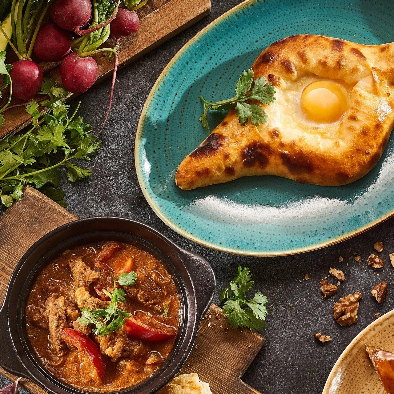 Грузинский завтрак. Грузинская кухня. грузинская национальная кухня. грузинская кухня фон. хинкальная грузинский ресторан.